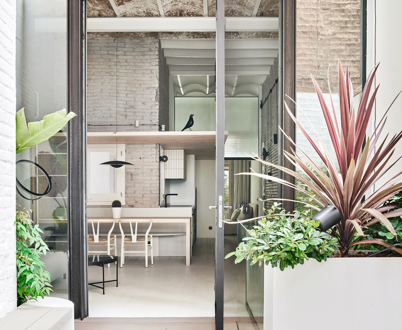 Nil Dos House, from a construction warehouse to an urban loft in the centre of Barcelona