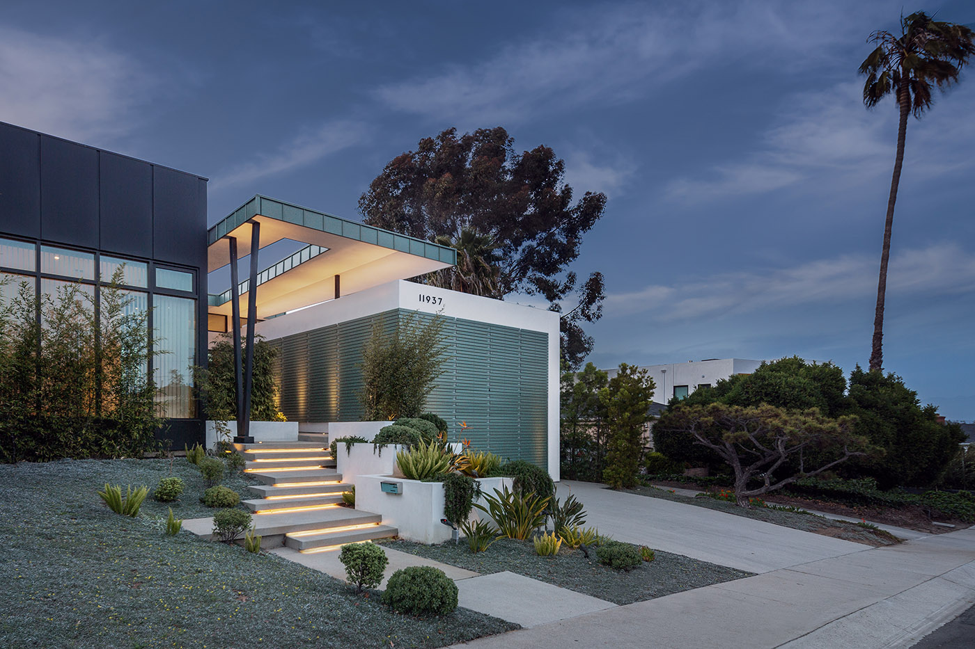 In California, at Mar Vista Residence, the rational approach of mid-century modernism blends with warm finishes and contemporary architectural ideas