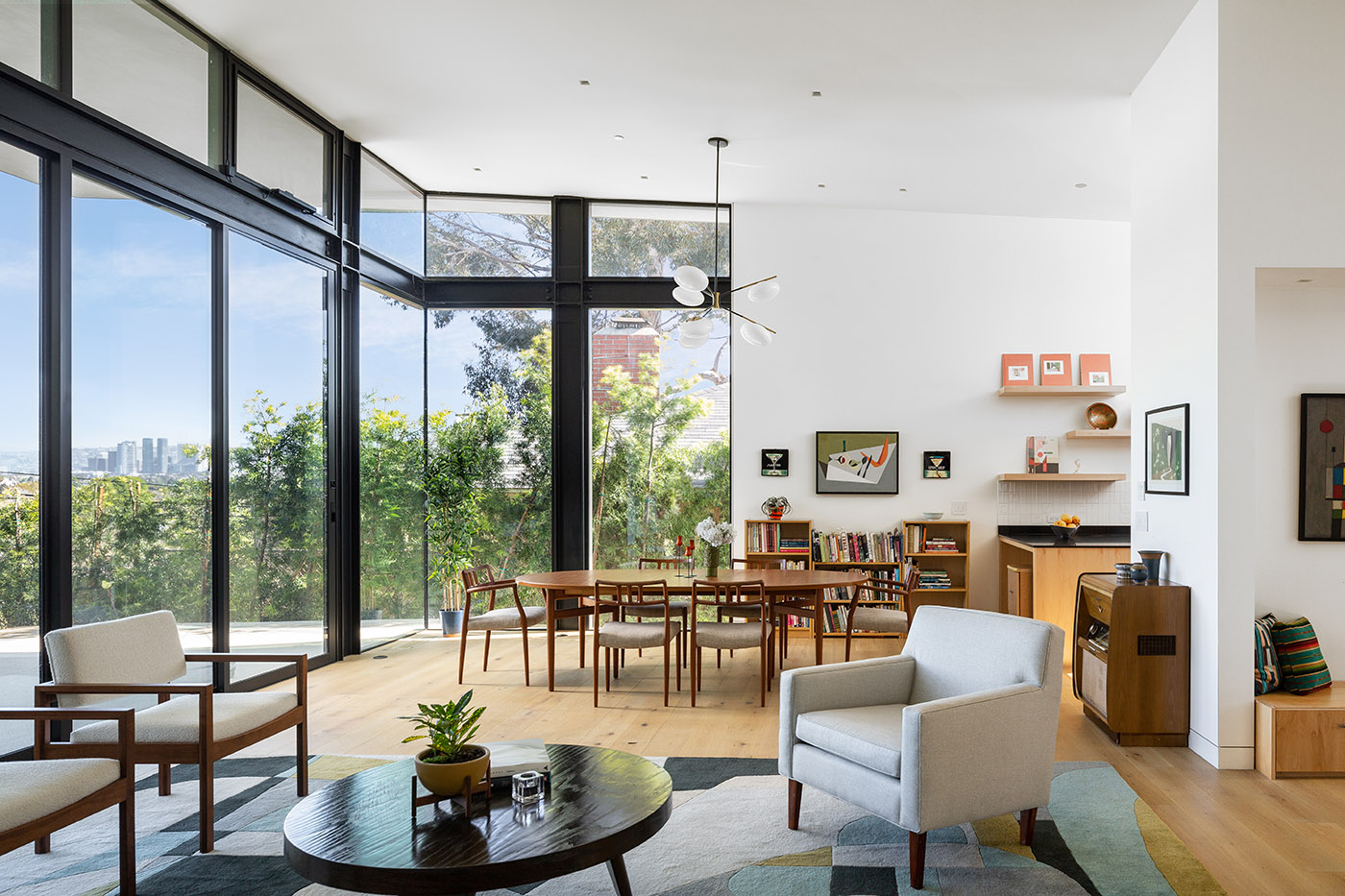 In California, at Mar Vista Residence, the rational approach of mid-century modernism blends with warm finishes and contemporary architectural ideas
