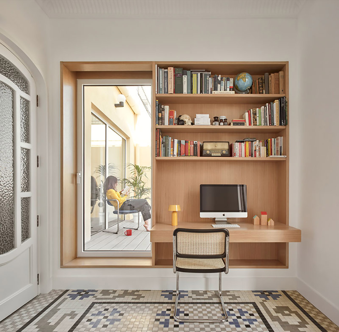 Renovation of a penthouse in Valencia: Casa Cas 8, among mosaics and oak wood