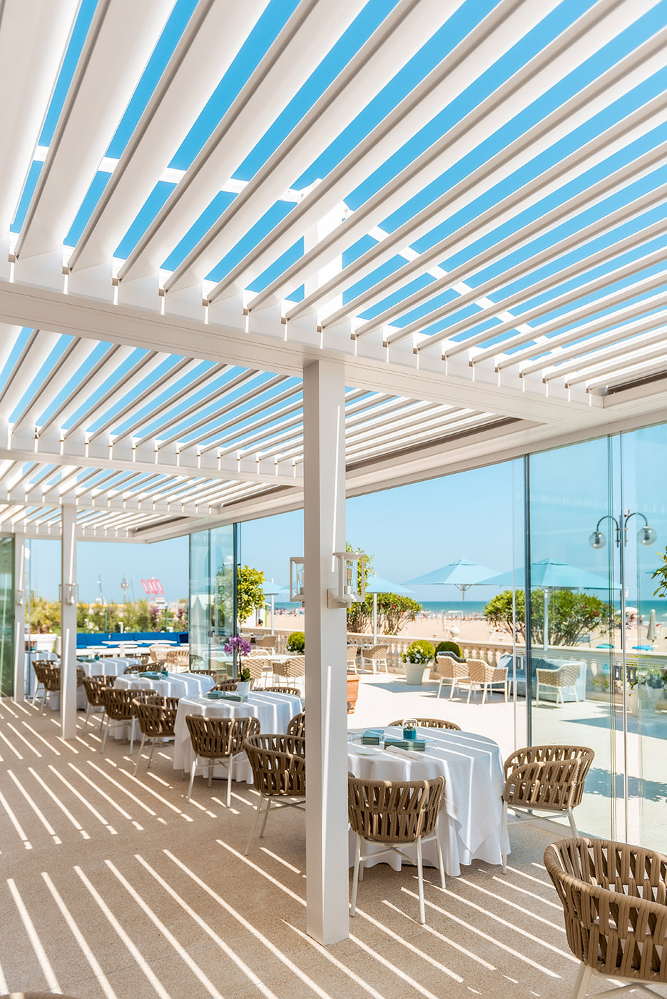 Una pergola bioclimatica rinnova l’area ristorante dell’Hotel Casa Bianca al Mare di Jesolo, per una vera esperienza di charme