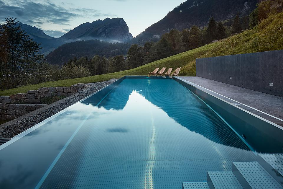 Hotel am Holand. Expansion of a hotel in order to accommodate a myriad of wellness areas