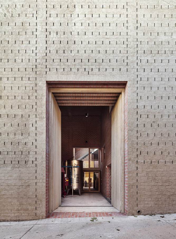 Producir vino en las estrechas calles de un pueblo histórico: Celler clos pachem 1507