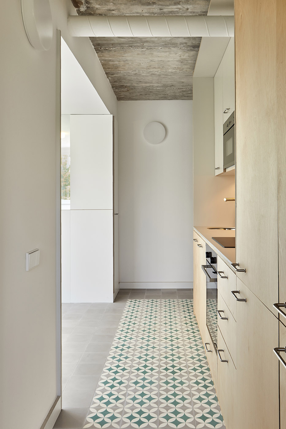 Free-flowing spaces and contrasting materials for a flat in Madrid