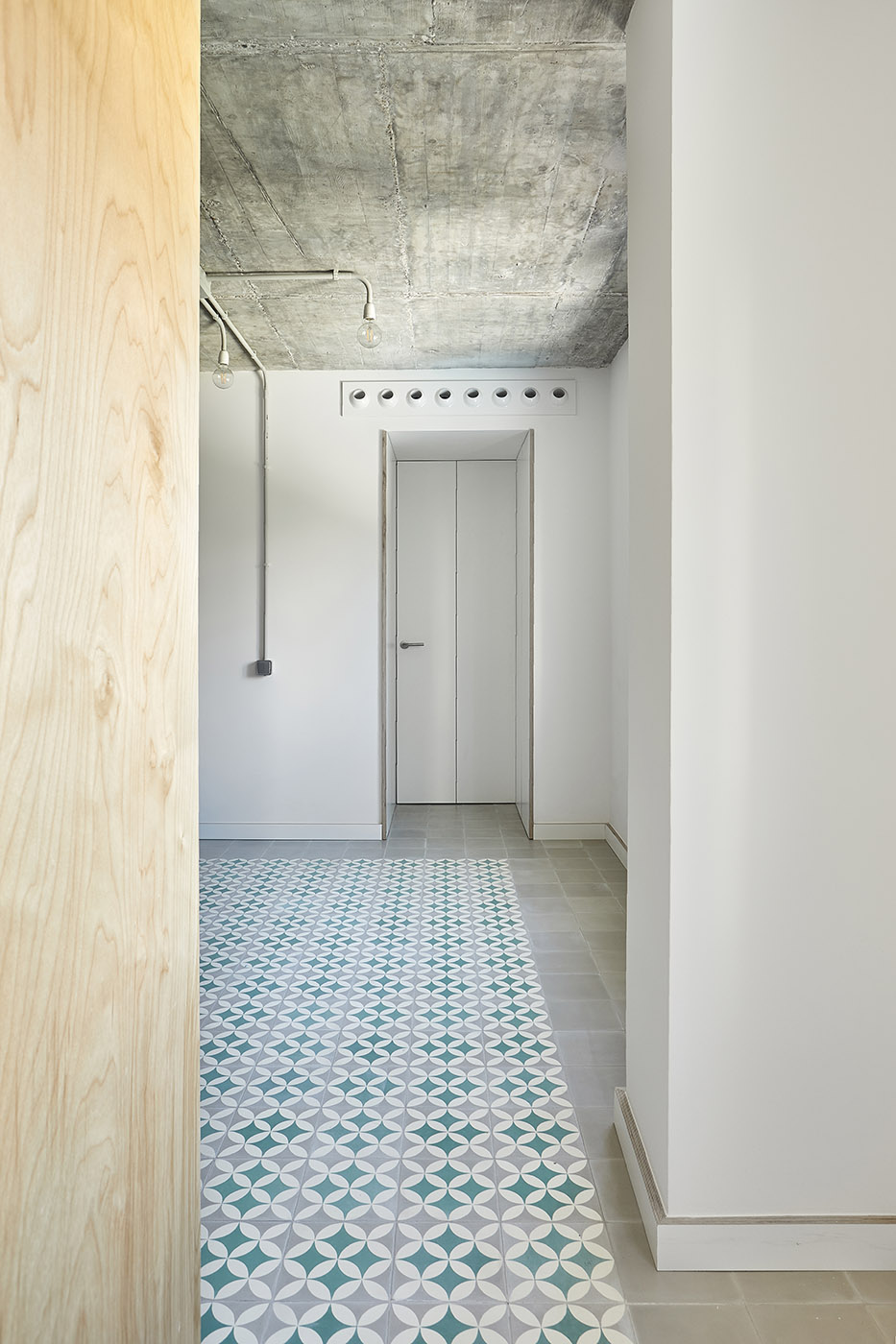 Free-flowing spaces and contrasting materials for a flat in Madrid