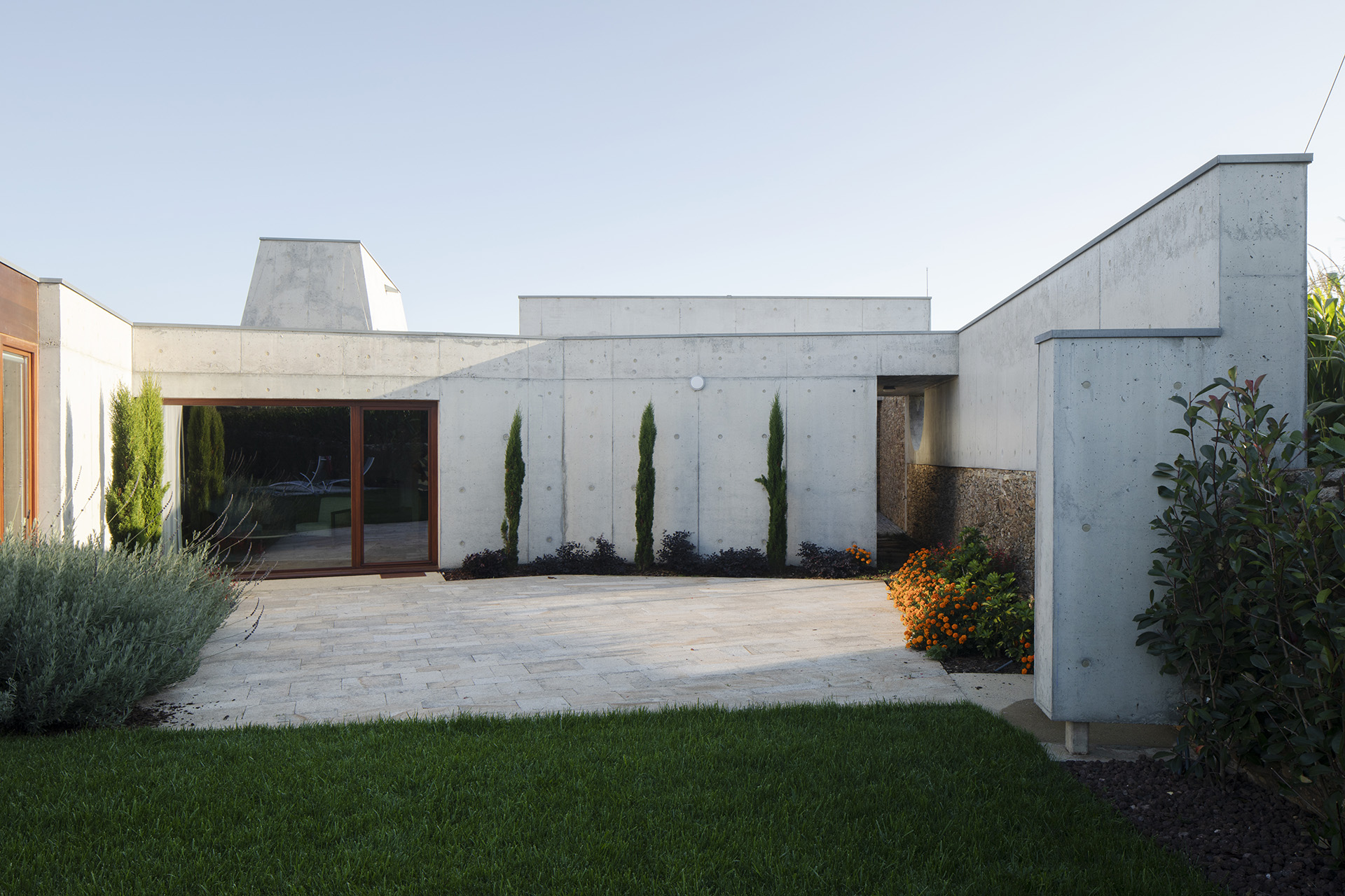 Four patios for the recovered and expanded Rates House: oases of intimacy which overlook the street and garden