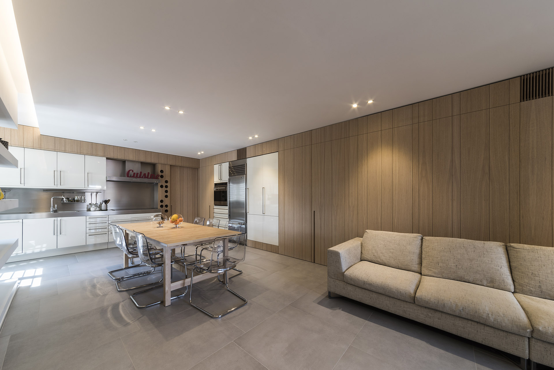 Bespoke paneling and optimized spaces: Contaminations, fine renovation of a family apartment in Bari, Italy