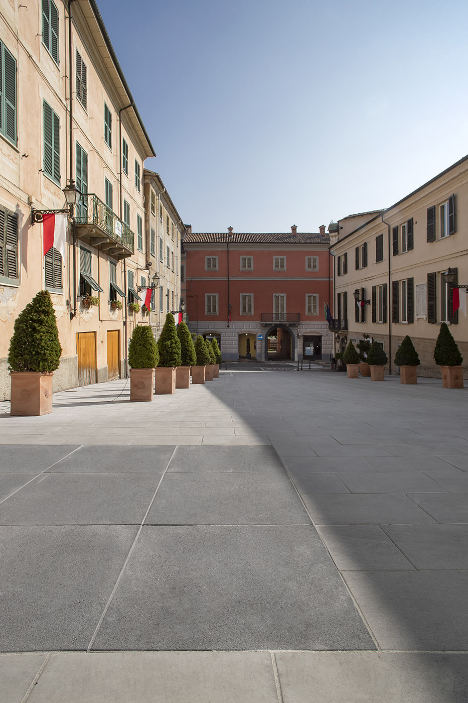 Riqualificazione urbana a Serravalle Scrivia. Una pavimentazione che rivede in chiave moderna quella  preesistente