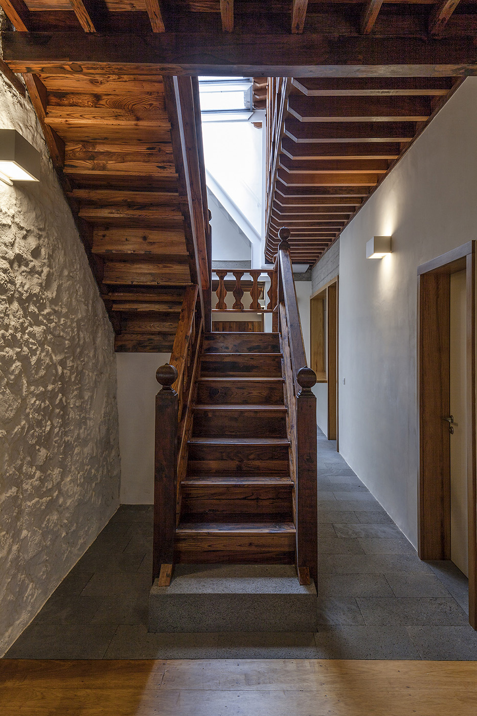 Tabares de Cala house, la casa che si riappropria della sua funzione dopo decenni di abbandono