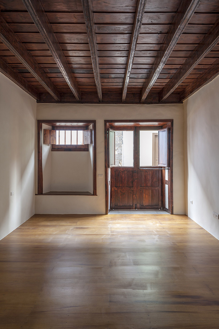 Tabares de Cala house, la casa che si riappropria della sua funzione dopo decenni di abbandono