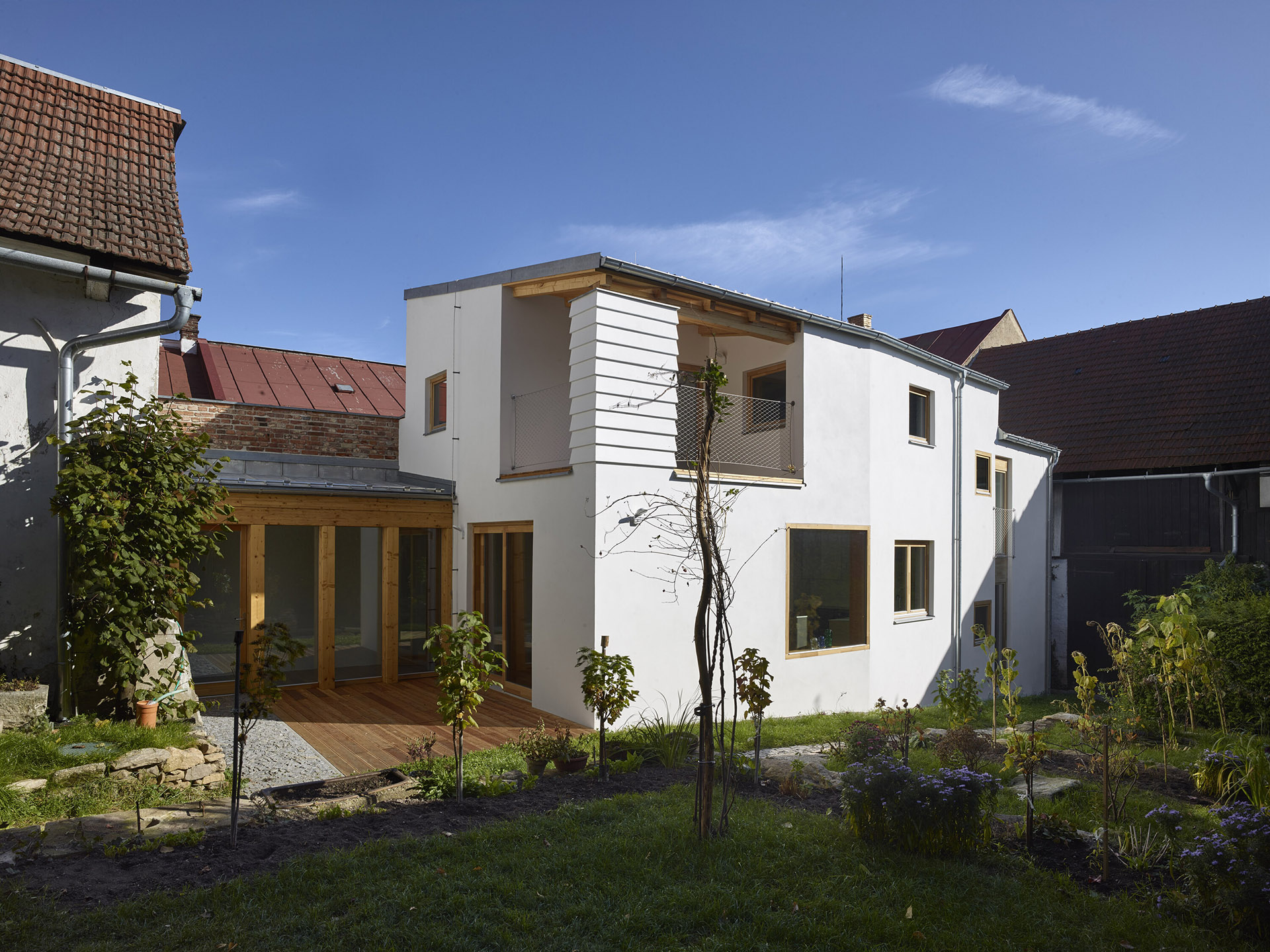 An historical house expansion in the city center: it's just a house in the courtyard