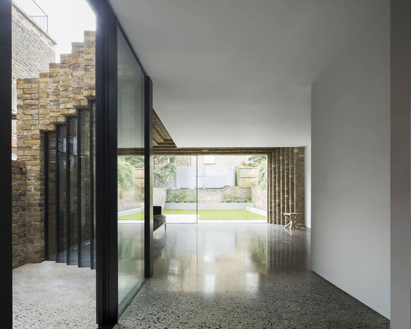 casa a schiera in mattoni con grande vetrata