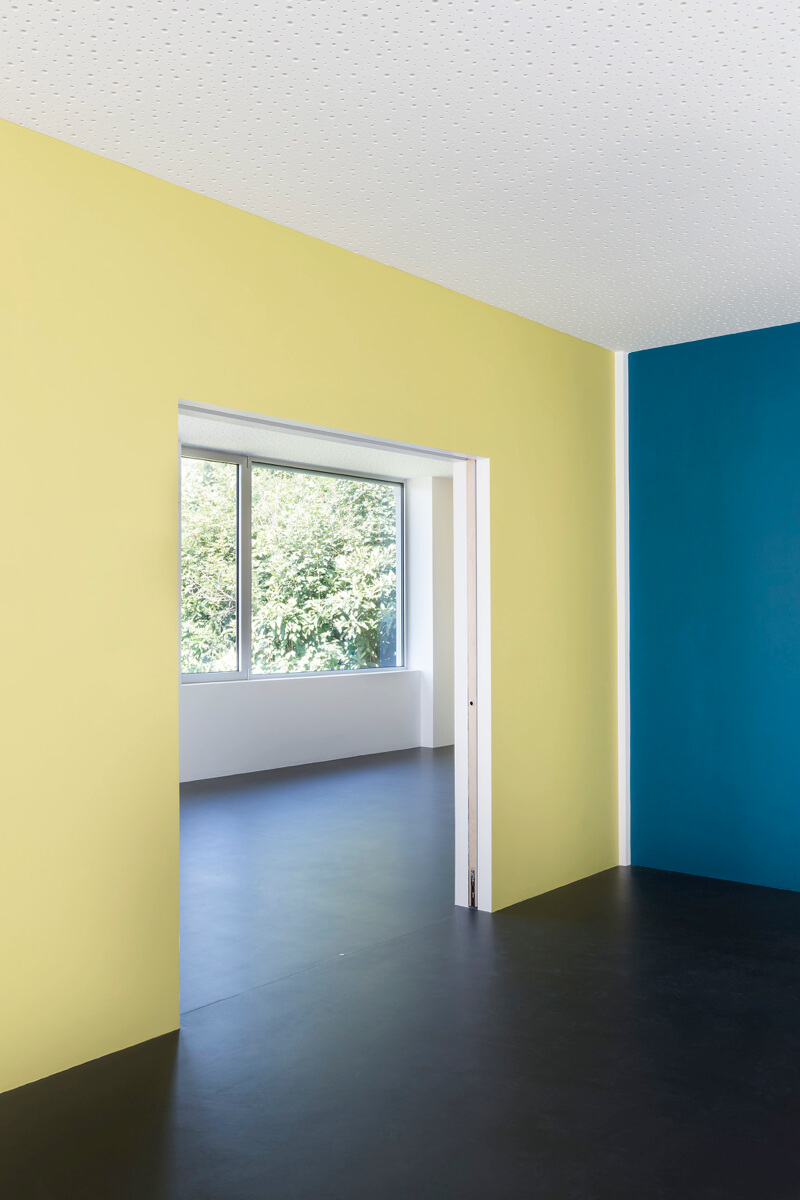 scuola materna con pareti colorate e pavimento scuro