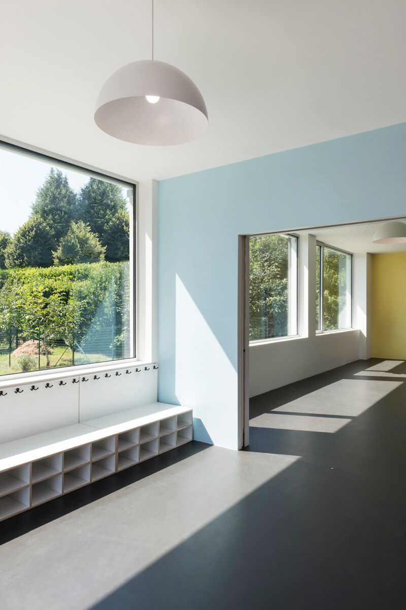 scuola materna con pareti colorate e pavimento scuro