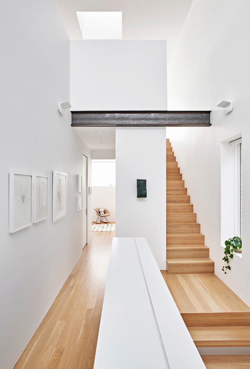 interiores de madera y yeso blanco