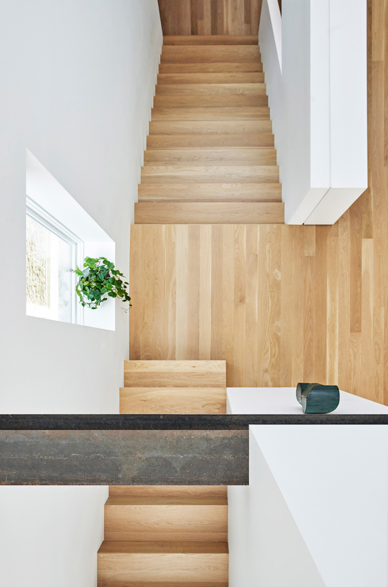 interiores de madera y yeso blanco
