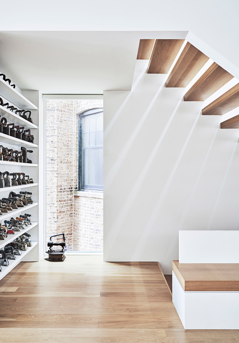 interiores de madera y yeso blanco