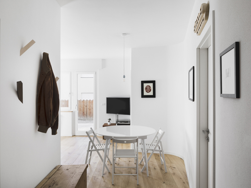 Opening of the corridor towards the living area