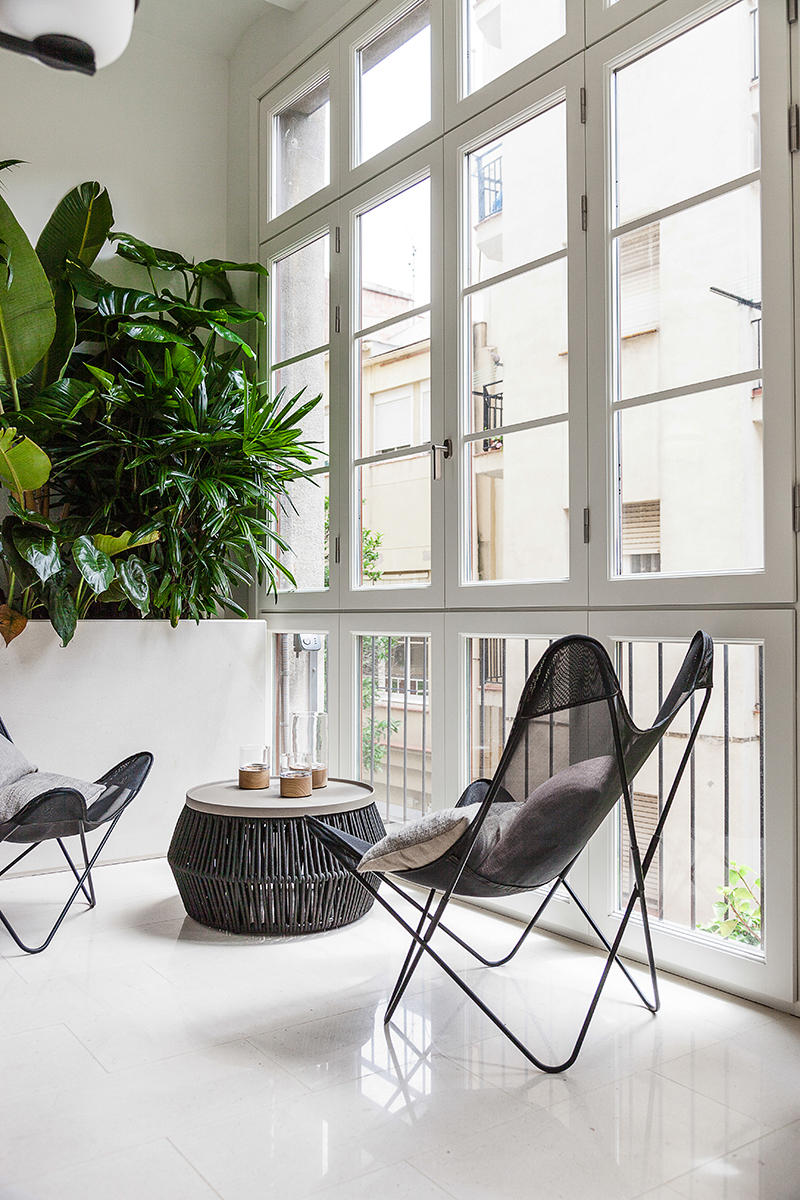 veranda with white floor and white fixtures