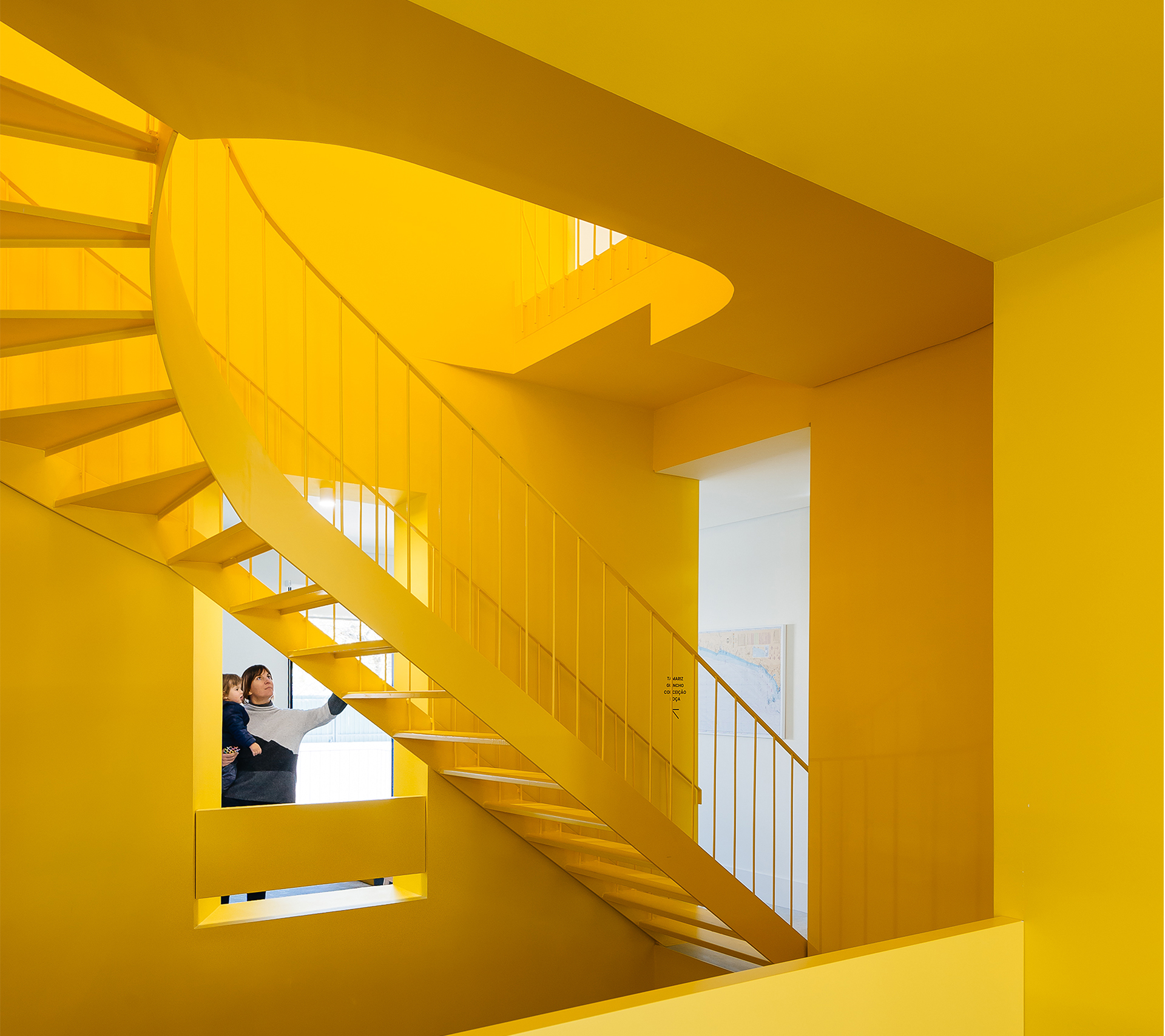 Particolare del vano scala in giallo