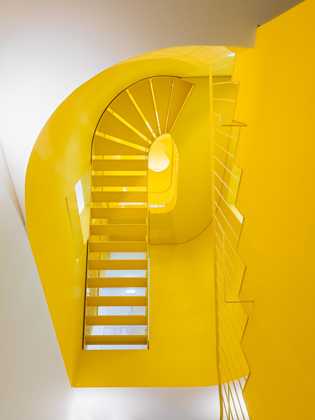Particolare del vano scala in giallo