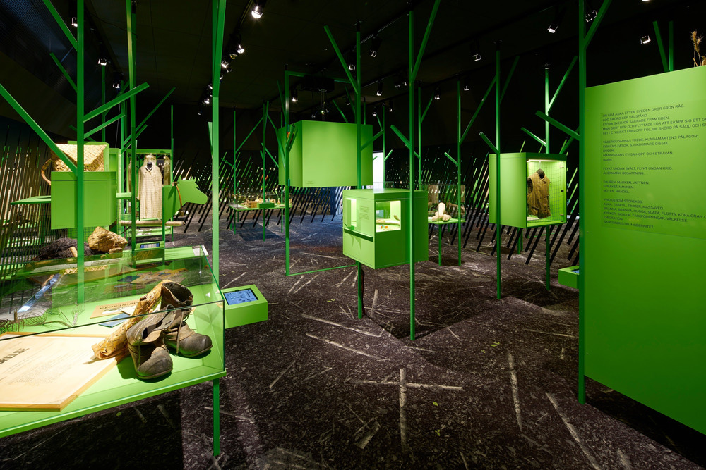 The exhibition hall created with metallic structures painted green