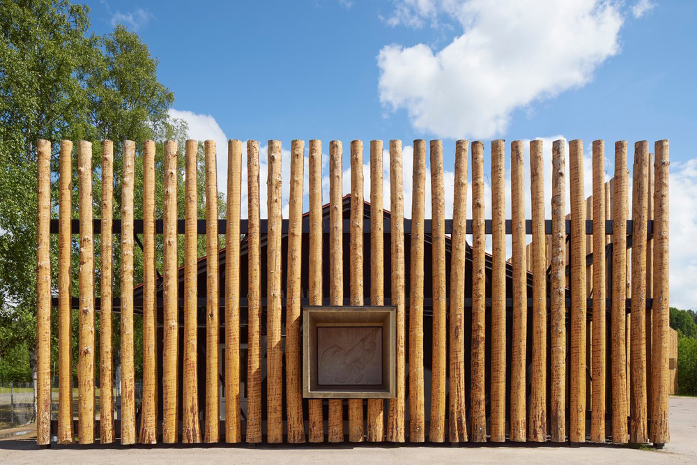 The wooden palisade that defines the new facades