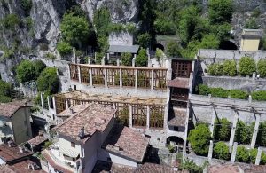 Recuperación de invernaderos de altos pilares de piedra y tablones de madera