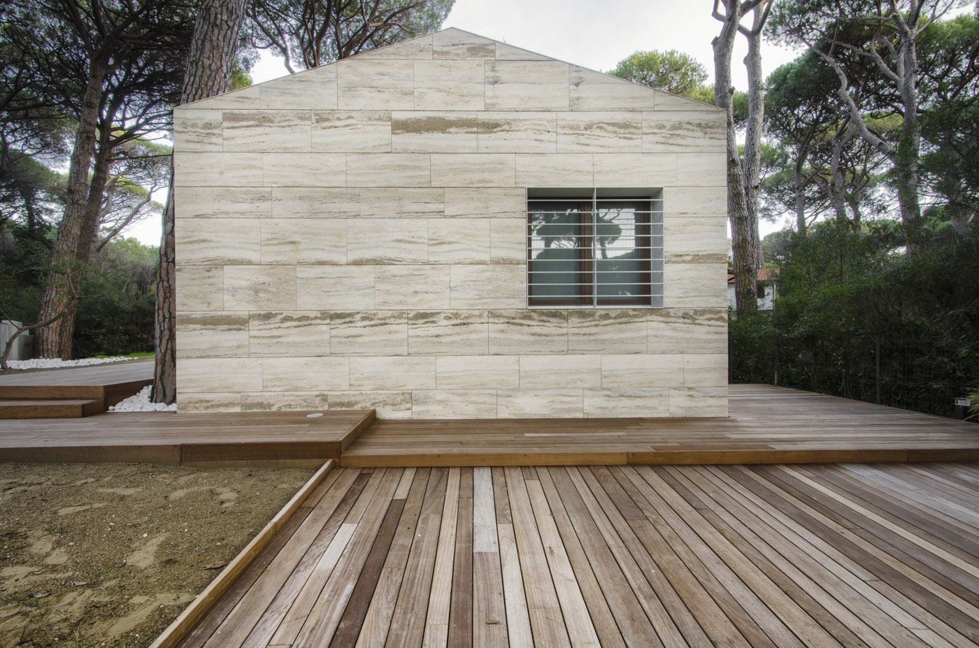 Residenza estiva rivestita in travertino