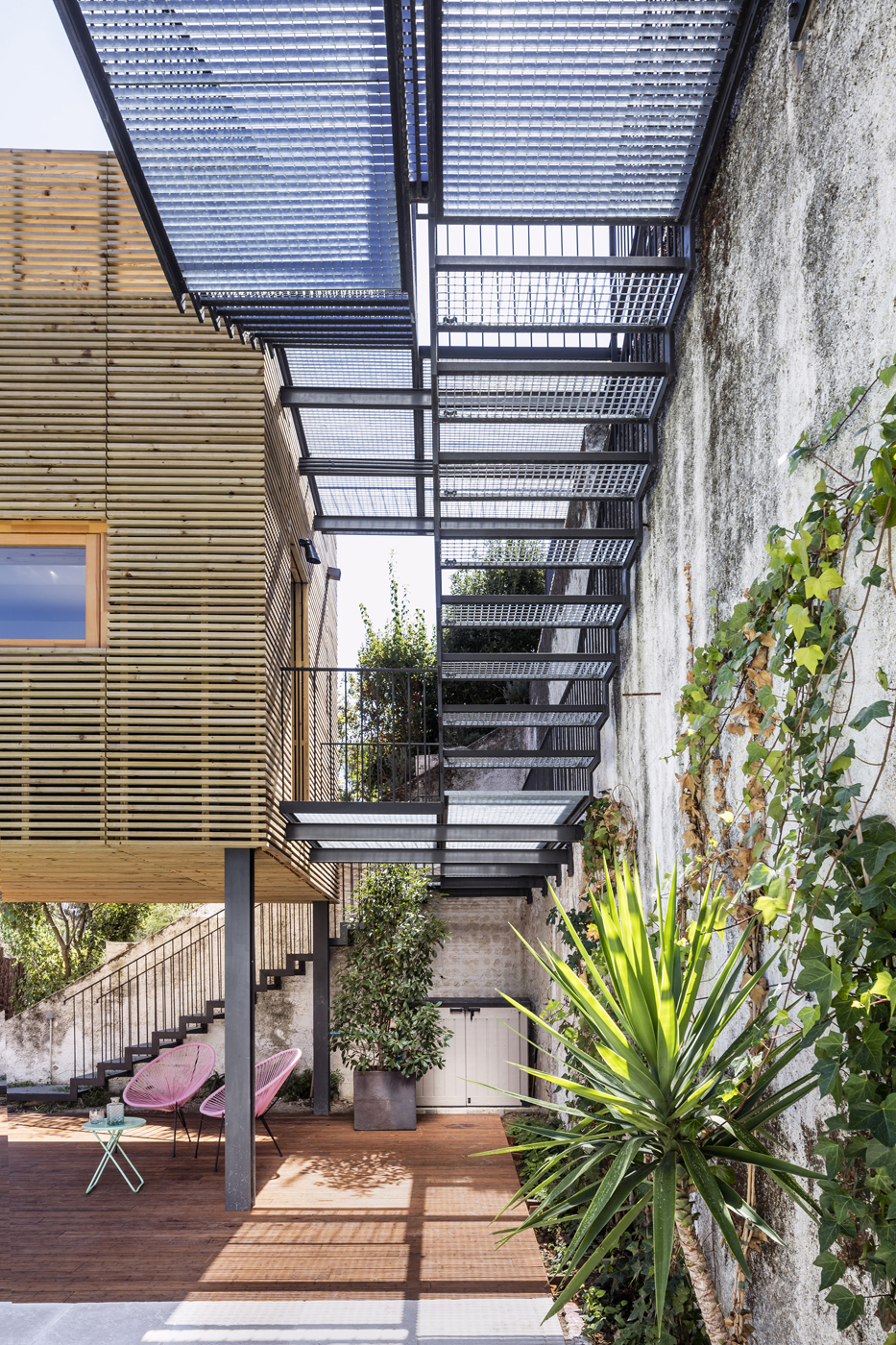 Volume on stilts and pool