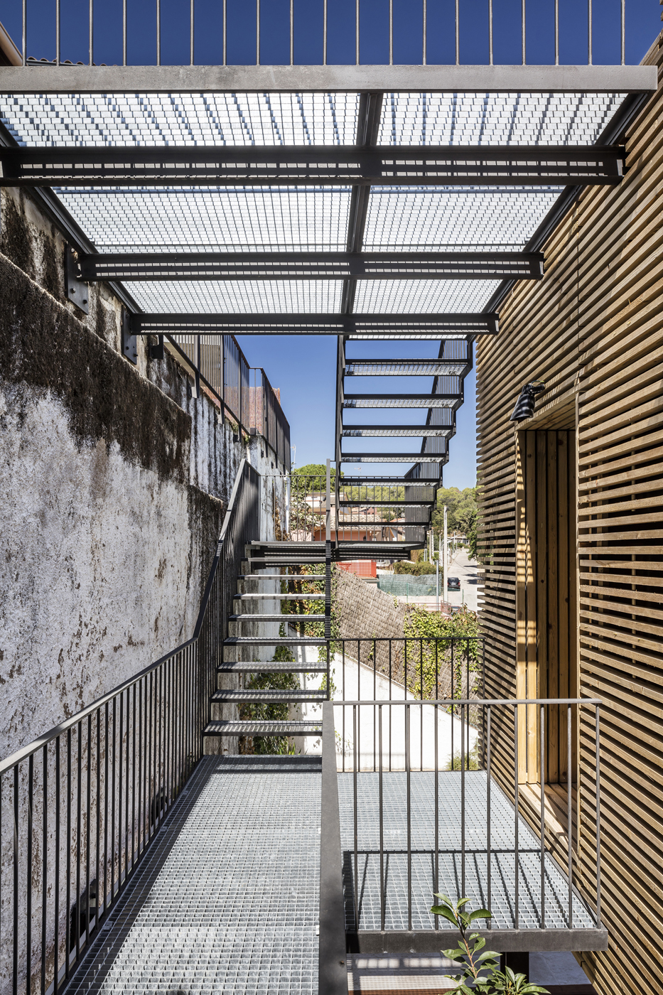 Volume on stilts and pool