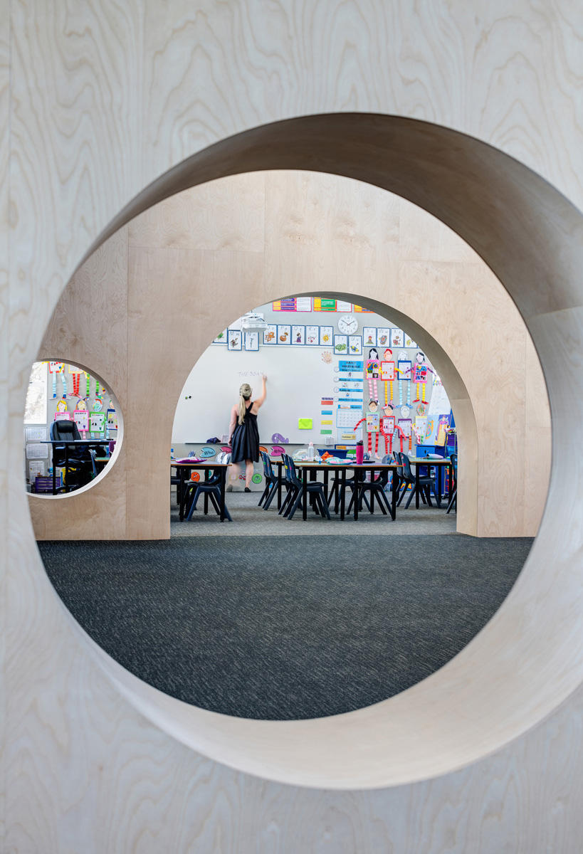 Scuola primaria dall'interior colorato