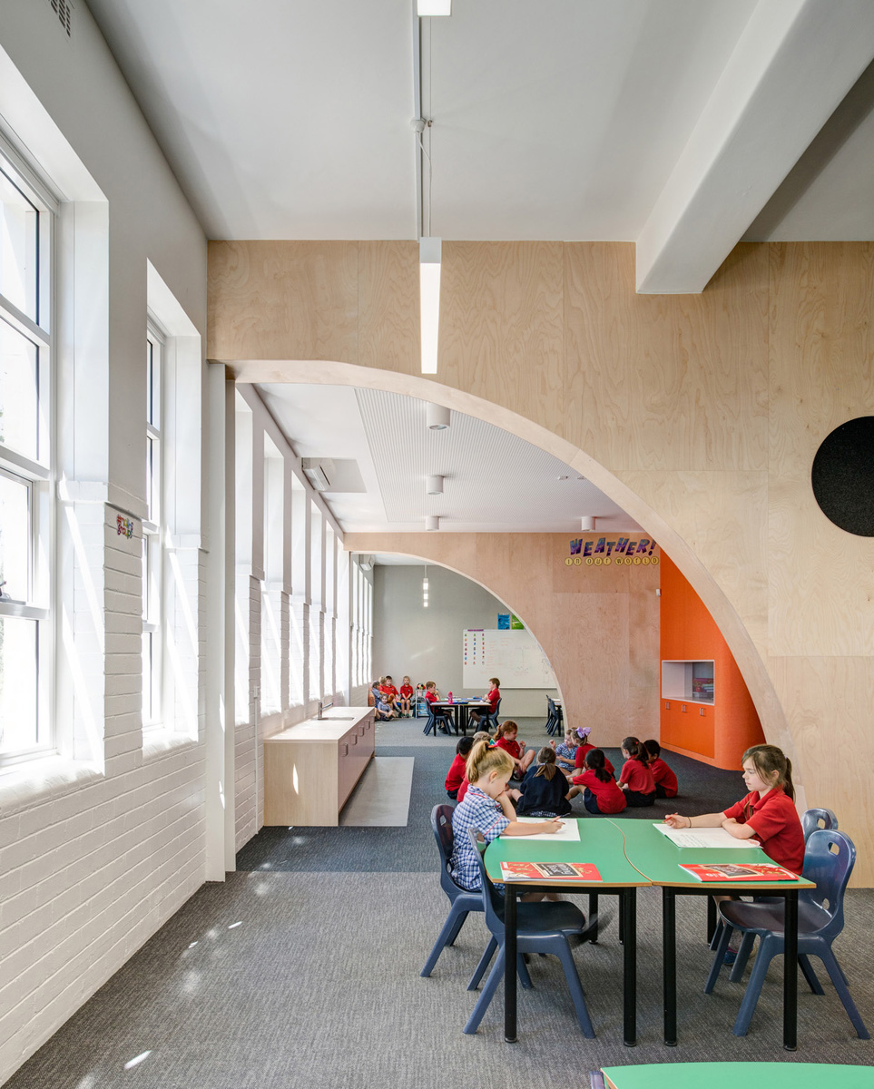 Scuola primaria dall'interior colorato