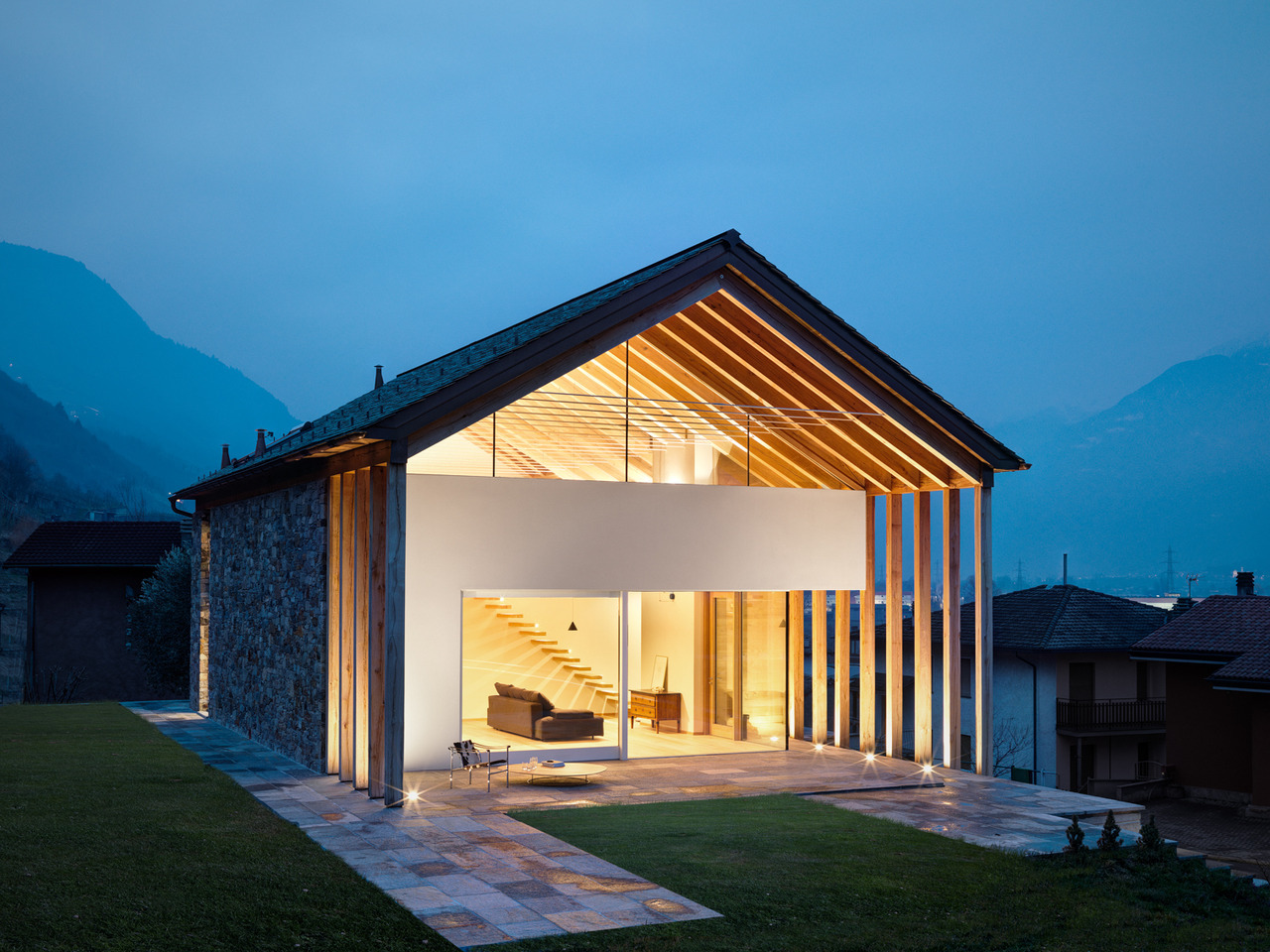 Vivienda de madera entre los Alpes