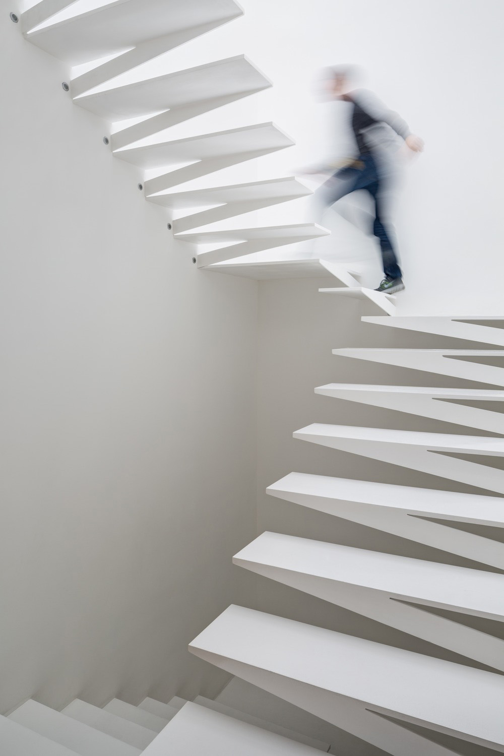 Fachada de la empresa gris y vidrio