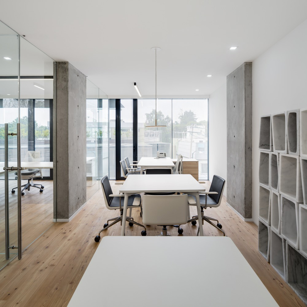 Fachada de la empresa gris y vidrio
