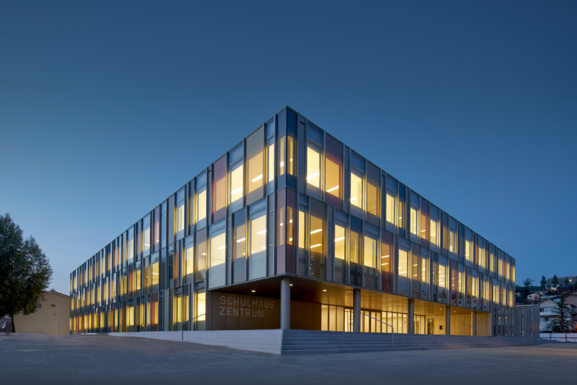 Curtain wall in colored glass