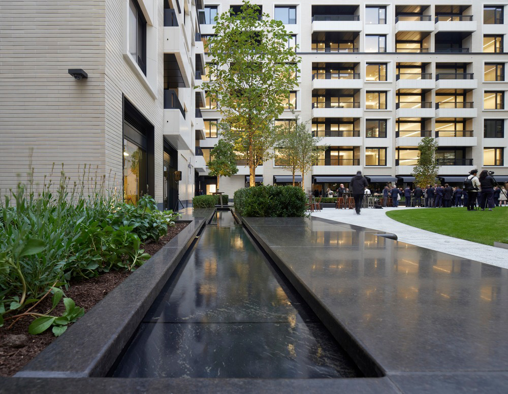 Residential buildings in London and design of the open space