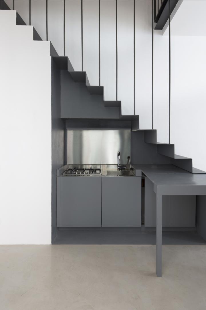 tavolo e armadio in legno