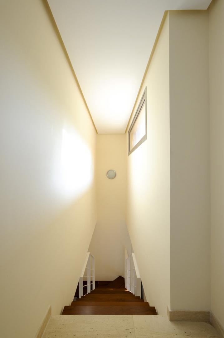 Interni minimal arancioni e una tavolo in legno