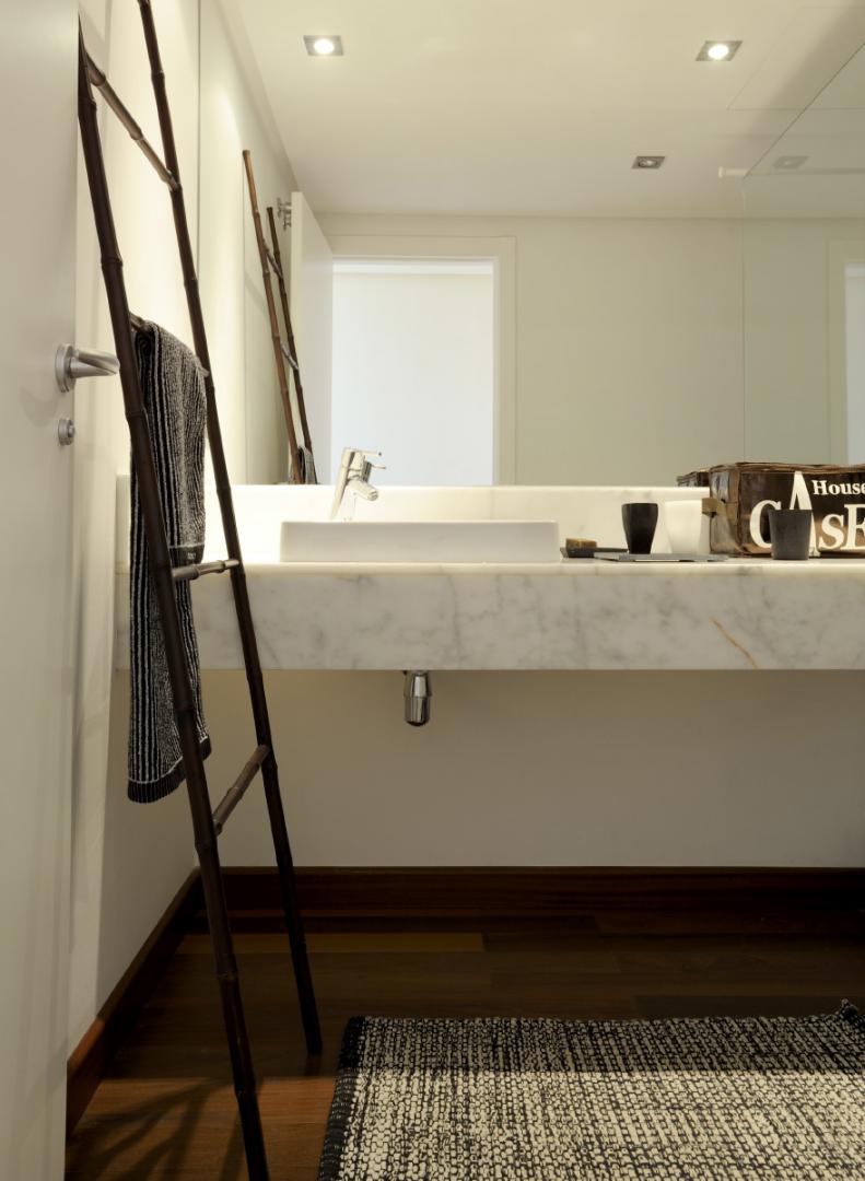 Interni minimal arancioni e una tavolo in legno