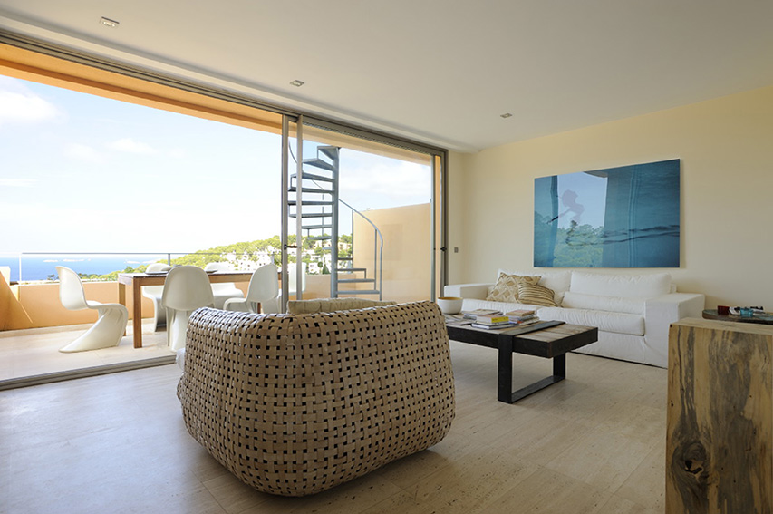 Gran ventana de una casa abierta al paisaje y al mar