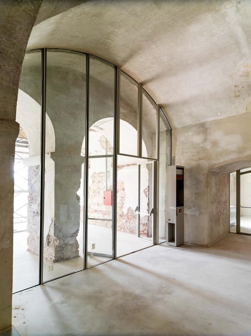 Interno di una caserma in pietra e vetrate