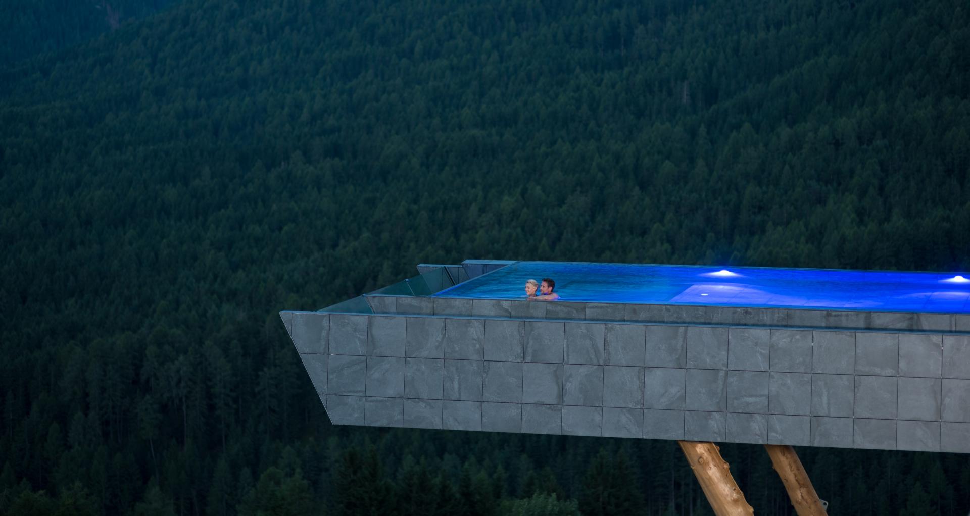 Paesaggio montano con piscina sospesa