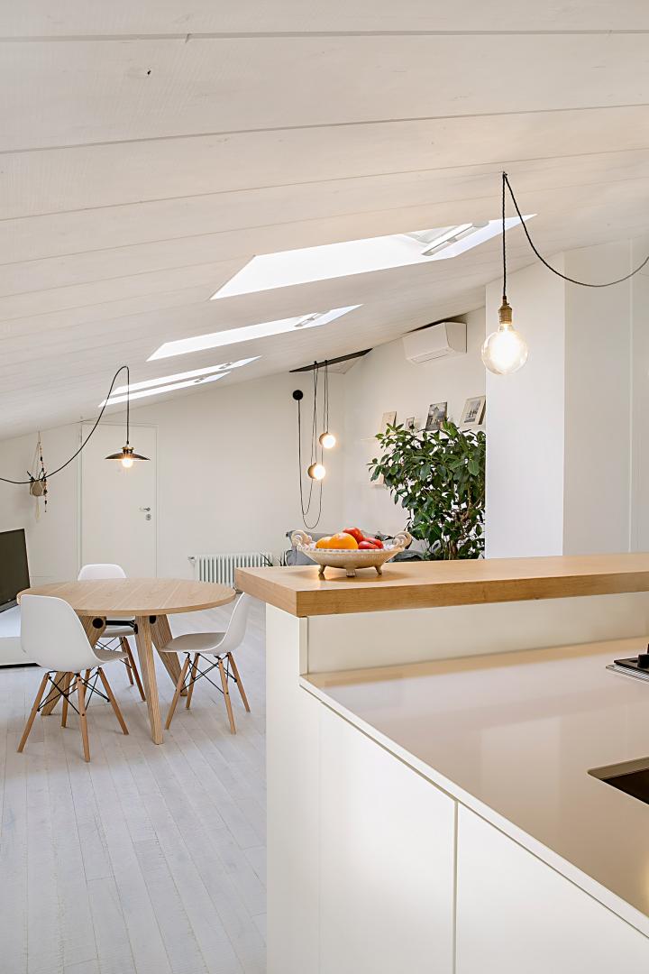 Mansarda con tavolo di design