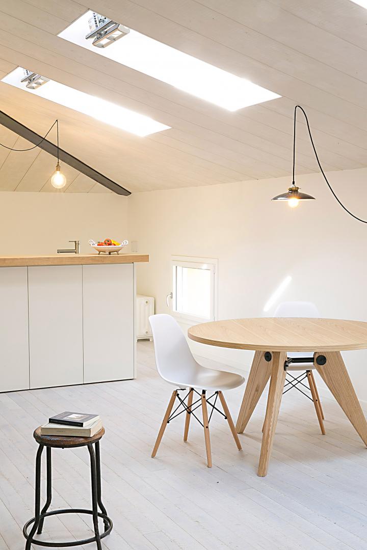 Mansarda con tavolo di design