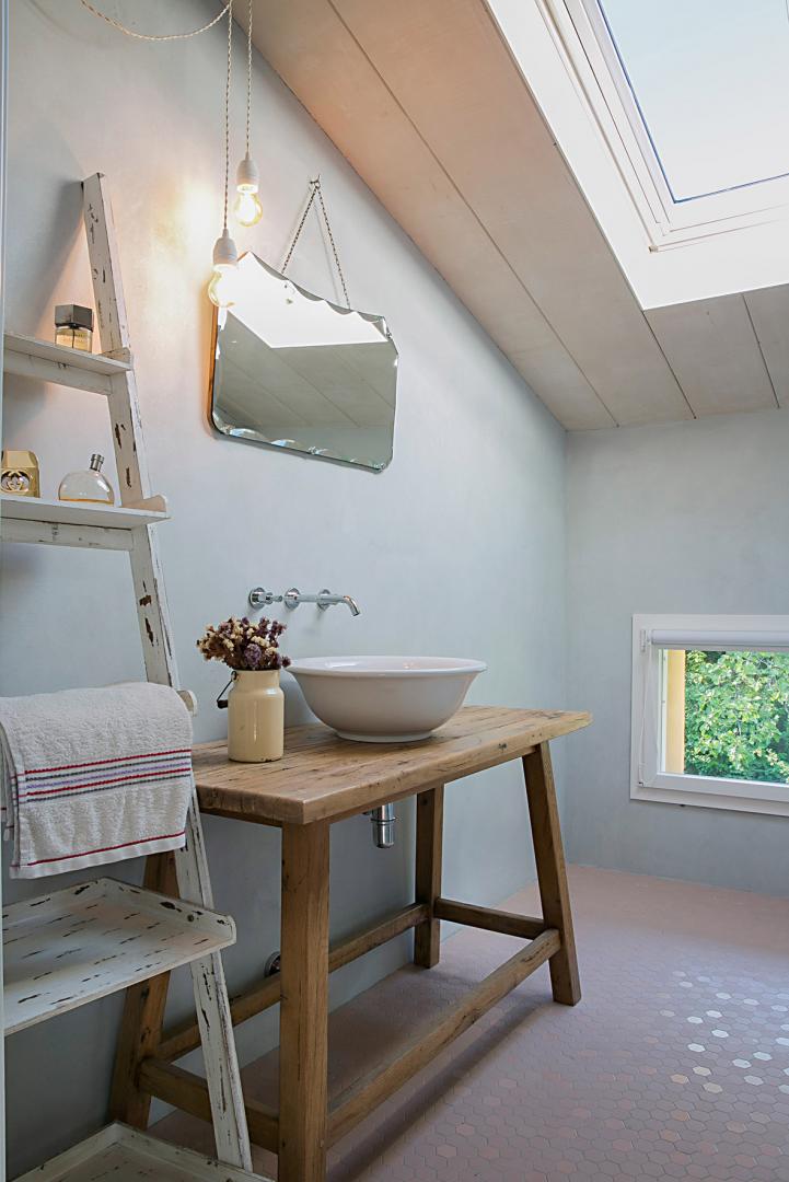 Mansarda con tavolo di design