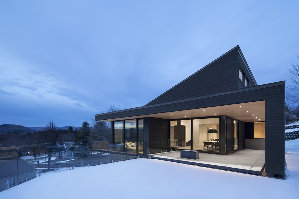 Villa in Quebec with lights inside