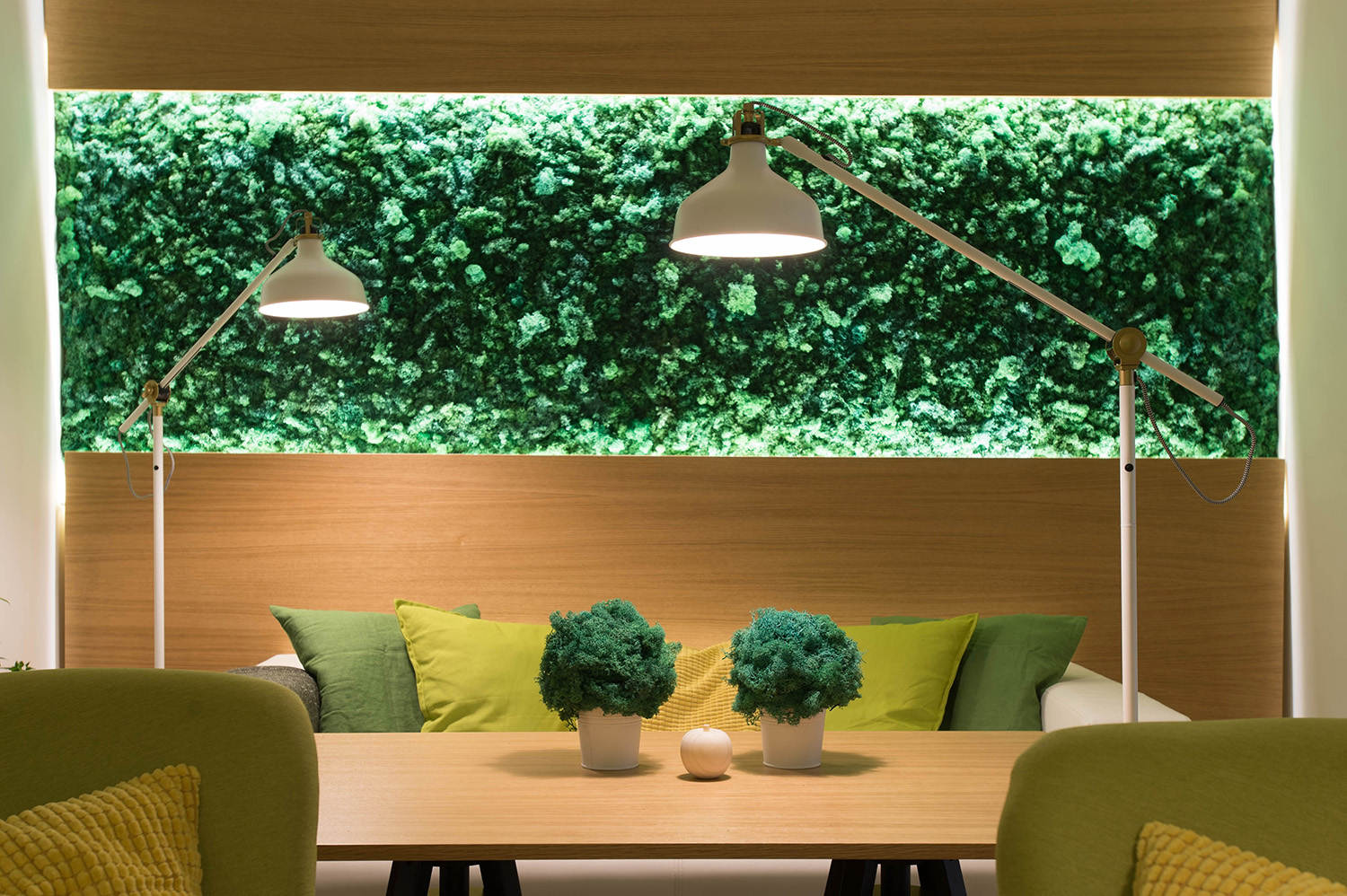 Interno ristorante con sedie verdi