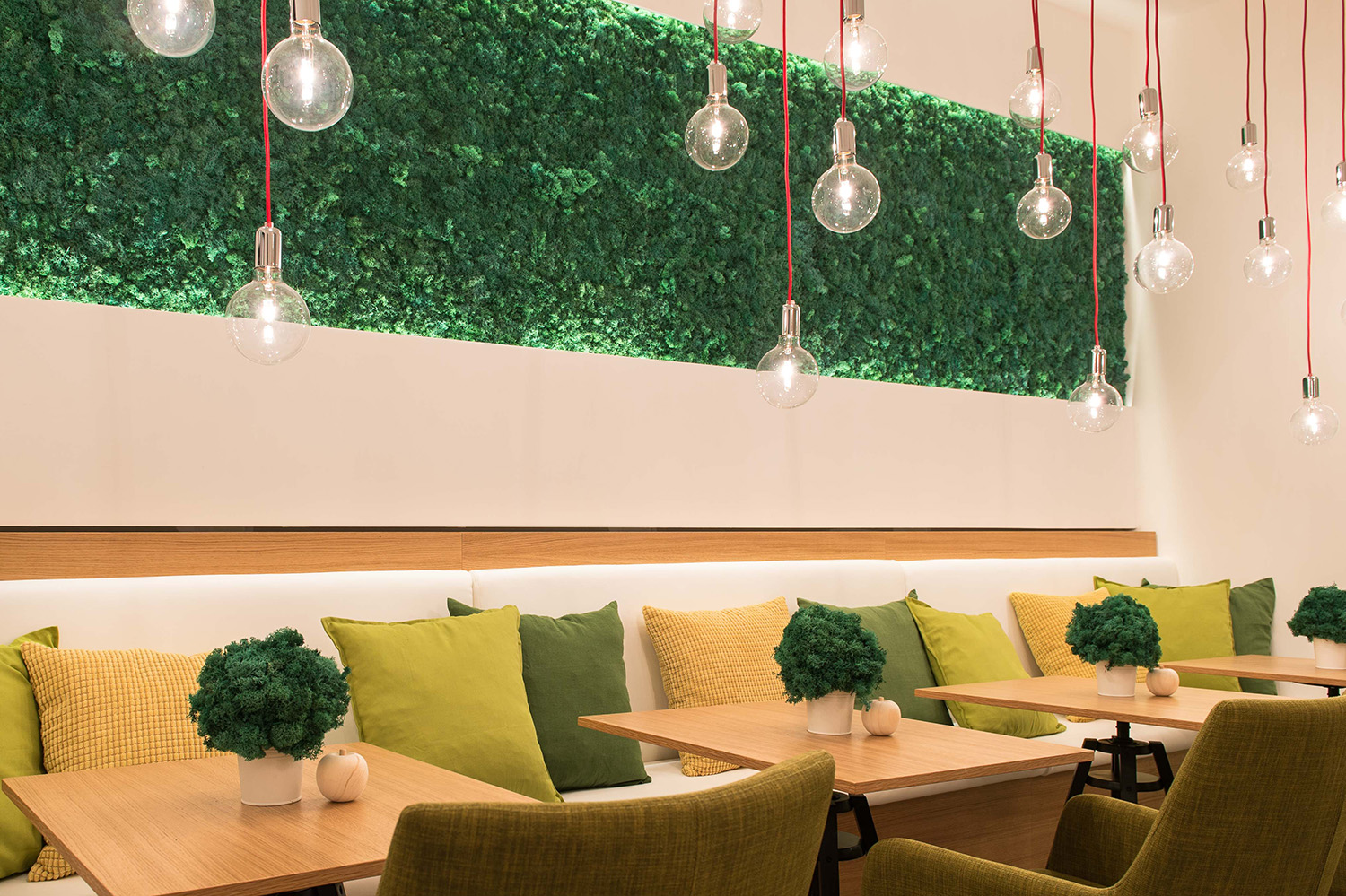 Interno ristorante con sedie verdi